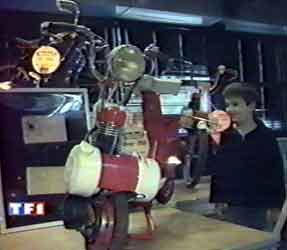 Un petit garçon émerveillé par un Micron